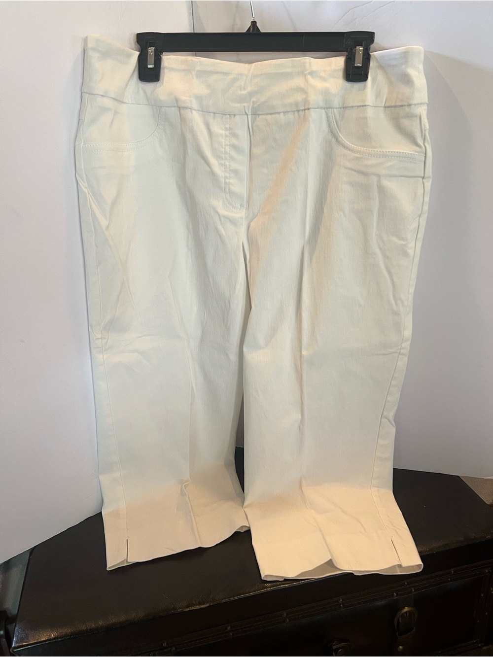 Ruby Rd. White Pull-On Cropped Capris
